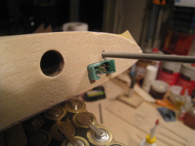 Gewindestange, räumt überschüssiges Styro heraus.