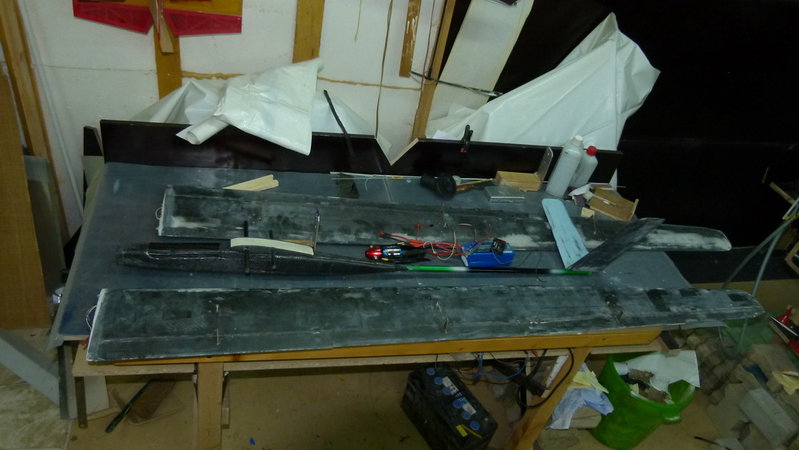 So sieht der derzeitge Bauzustand aus, eine Schönheit wirds nicht werden, aber 0,8kg weniger gegenüber vorher und 20cm² weniger Stirnflächevom Rumpf sollten dem Segler in der Thermik schon gut Tun