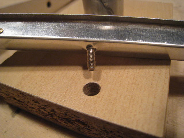 Die Störklappen sollen in den neu gebauten Klappenkasten geschraubt werden (Senkkopfschrauben). <br />Die Schrauben haben jedoch zu wenig Platz unter den Klappen.<br />Also habe ich die Schraubenköpfe in den Störklappen "tiefergelegt": Schraube in Bohrung einsetzen, Klappe einfahren...