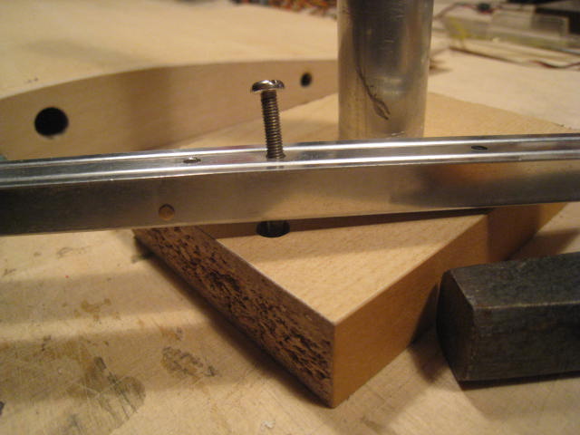 ...Brett mit grösserer Bohrung unterlegen und mit Durchschlag (oder alter Schraube) einige gefühlvolle Klopfer von oben