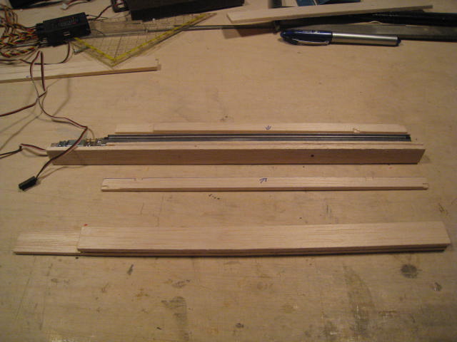 Die neuen Klappenkästen in Teilen, vorne die zweite Grundplatte.