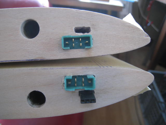 Aussparungen für Stecker, unten schon eingeklebt