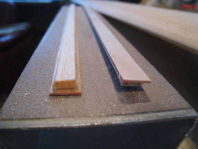 Die ausgeschnittenen Streifen mit 0,6 mm Sperrholz verstärkt