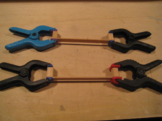 Pro Akku ein Haltebügel