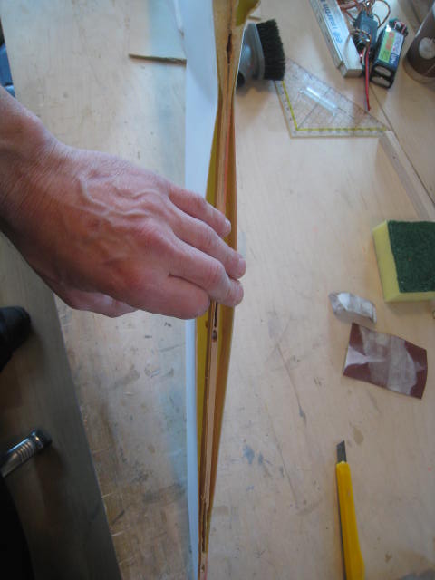 Auf beiden Seiten mit einem Messer GFK und Abschlussleiste getrennt...