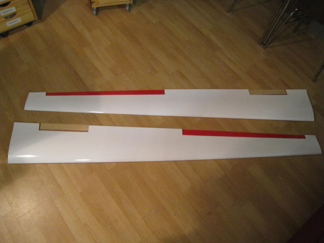 ...und die Tragflächen oben, Oracover Weiss.