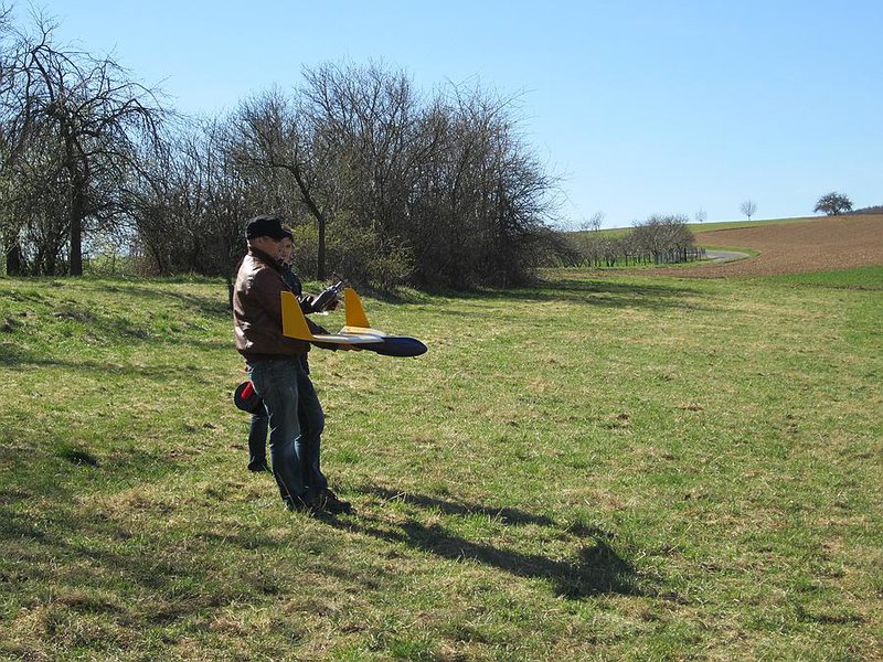 Elmar mit seinem Geier-Rumpf-Osterflieger.........
