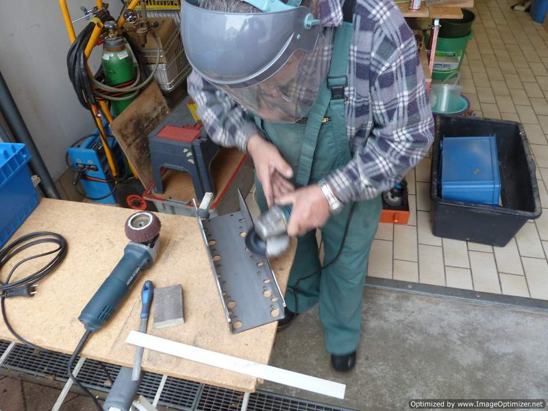 P1020736-Optimized.JPG (125.47 KiB) 4837 mal betrachtet mein Vater beim schleifen