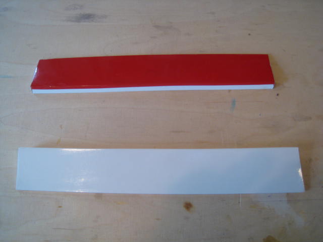 Höhenruder fertig gebügelt, unten Rot, oben Weiss