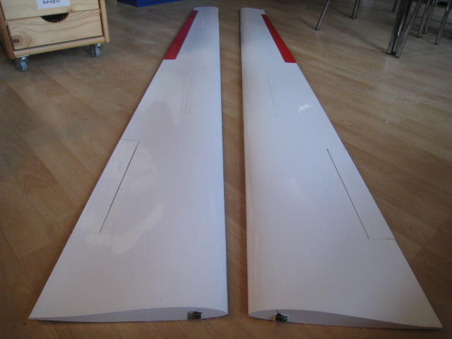 Quer- und Höhenruder angeschlagen