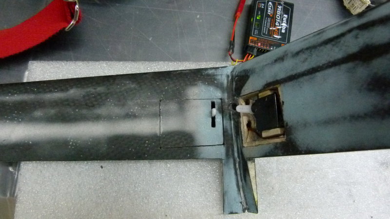 Servo einbau das Leitwerk war eigentlich nicht für den sevoeinbau gedacht.