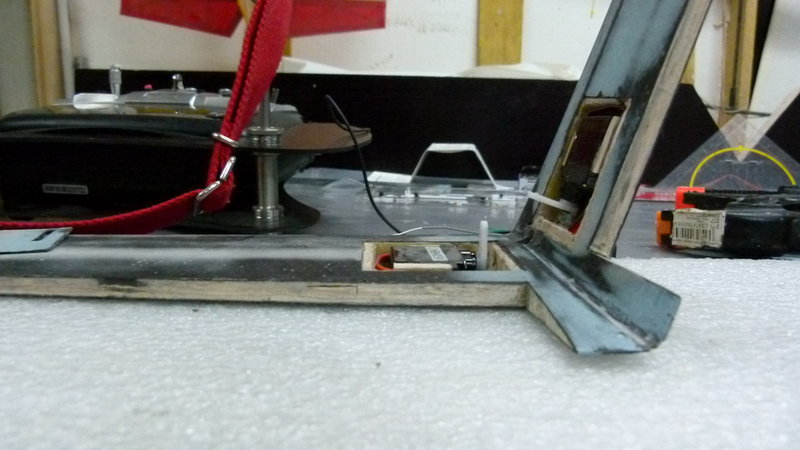 Ganz schön kanapp das ganze in der Höhe;<br />Nach gefühlten 100 mal die servos Umdrehen udn Umpsotionieren wurde die beste Einbaulage gefungen