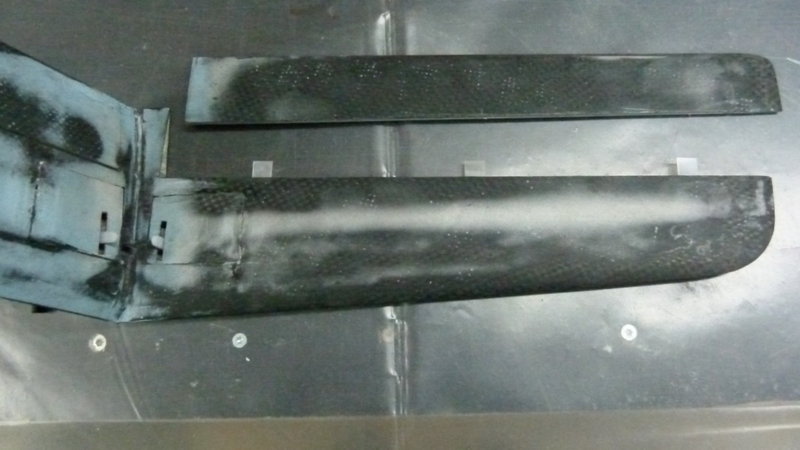 P1010496.JPG (162.68 KiB) 4414 mal betrachtet Die Ruder mit Elasticflaps aus 0,15mm Mylar Anschrnieren