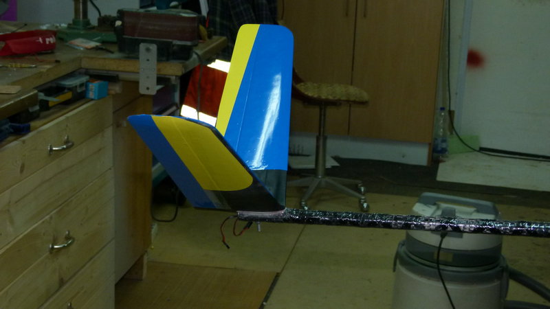 ein bisschen  verschönert das ganze... mit Klebefolie.