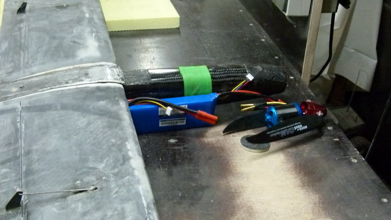 P1010500.JPG (199.22 KiB) 4414 mal betrachtet Ein kurzer überblick wie das dann alles in den Rumpf kommt viel platz belibt da nicht .