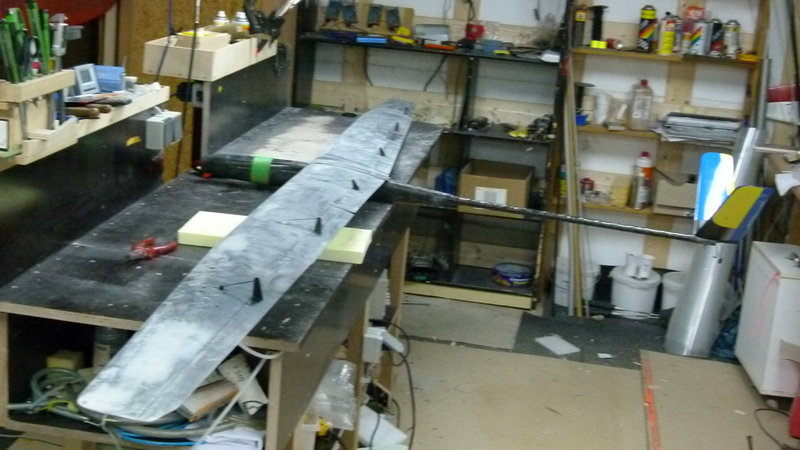 P1010501.JPG (220.29 KiB) 4414 mal betrachtet Die Tragflächen sind auch endgültig fertig verschlffen bis auf den ansatz am RuMpf<br /><br />Da warte ich noch auf Mumpengrundstoff