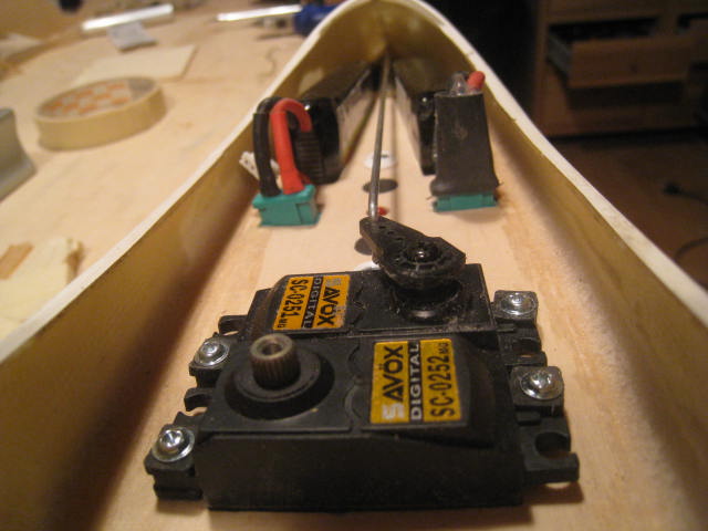 Das Gestänge verläuft zwischen den Akkus