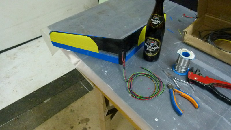 Mangels Platz  für irgendwelche Steckverbindungen werden die Servos von dem  V Leitwerk komplett an den Kabelbaum angelötet.