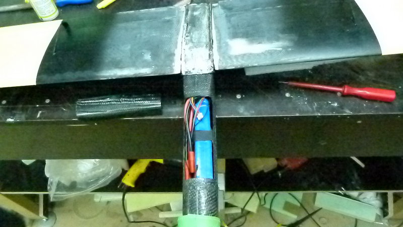 P1010503.jpg (248.09 KiB) 4361 mal betrachtet Der Drehzalsteller ist noch nicht im Rumpf<br />also noch mehr Kabel da an der Seite