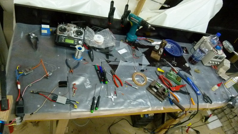 links unten der neue regler der noch auf umverkabelung wartet.<br />Der Arbeitstisch kann jetzt geschichten erzäheln von verzweiflugs Aktionen für den 3,8m Zwecksegler.