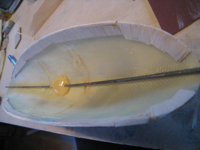 Innen einen "Kragen" aus 2 mm Balsa an die Haube heften...