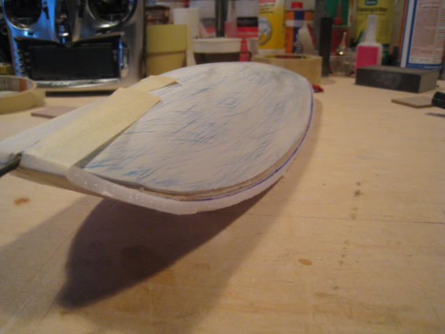 ...unten schliessen mit 6 mm Depron, aussen 1-2 mm überstehen lassen...