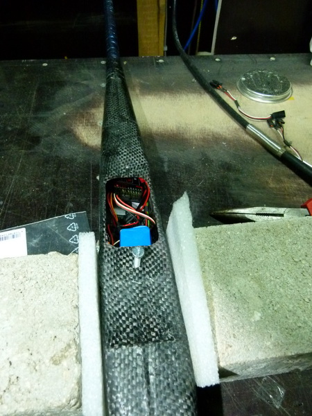 unter der Tragfläche zwischen Akku und Empfängerhat noch mein Daumen im Rumpf Platz  da könnte man noch  verbessern.