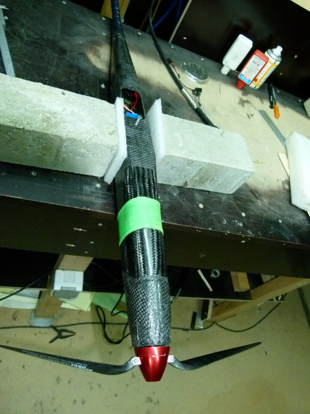 Dia Haube passt doch noch Spannungsfrei drauf.<br /><br />Das grüne Dacron Band   ist zwischenzeitlich<br />mein standart  Kabinen Hauben veschluss.<br />Der Verschuss ist auch mit gefroren fingern jederzeit zu Bedienen und hält auch Dicht,<br />wenn ein 500gr Akku mitsmat Spant aus den Rumpf wollen.<br />Es stehen kein draht stängelchen und ähnliches nachinnen über.<br />Es wäre kein Platz mehr dafür.