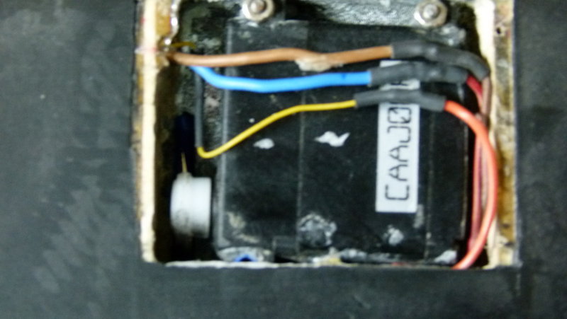 Servoeinbau unter sehr beengten verhältnissenn.