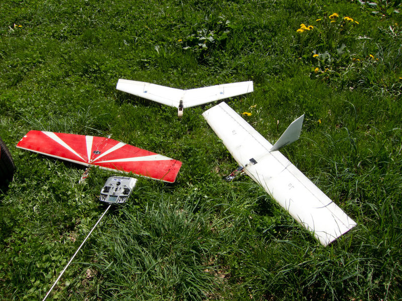 von links:Salazverschnitt, Brett, (Seitenleitwerk müssen sich die Beiden teilen), dahinter Styrohorten