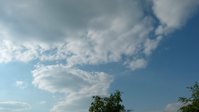 P1010557.JPG (163.54 KiB) 13997 mal betrachtet Unter der Wolke geht gar nichts aber sie saugt Rundherum die luft hoch. Man kann mit wirklich speed von wolke zu wolke heizen und im bogen um die Wolke höhe aufbauen .