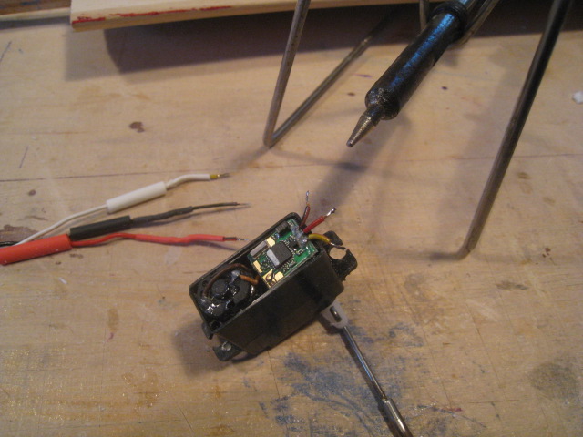 Bis der Kleber trocken ist eine kleine Fingerübung. Das Zeug ist aber auch winzig!!!