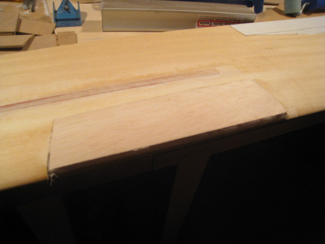 Beplankung an der Einschlagstelle heruntergeschliffen auf die Originalhöhe