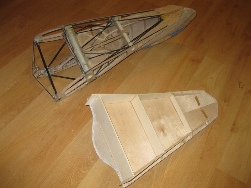 Ein paar einfache, nachträglich eingeklebte Querspanten stabilisieren den Unterbau des Urmodells gut genug. Man sieht auch das Übermaß zum anpassen an Bauungenauigkeiten und damit das vielleicht mit wenig Modifikation auch mal für eine Ho IV 1:4 passen könnte