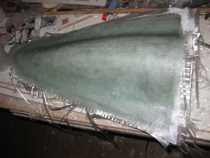 ...und anschließend gleich die Glaslagen auflaminiert. Das härtet jetzt so erstmal aus.