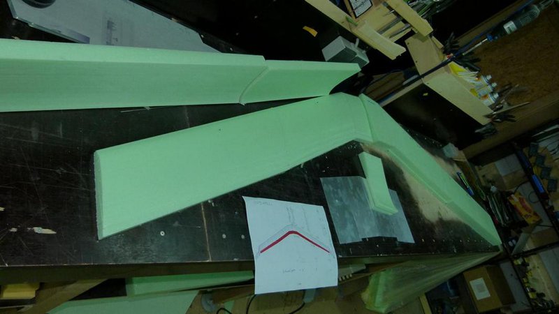 Fertiger Zuschnitt der Styrudur Kerne für den Flügel.