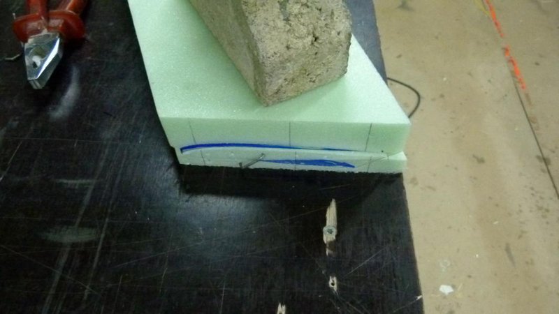 so sieht das ganze dann in der Presse aus.<br />Für das muster hab ich nur einen Krampen/Klammer gesteckt der das ganze gegen zug nach hinten in postition hält.<br />Bie mechanischem pressen mit Schraubzwingen spannt man zu erst hinten, alles  will nach vorne, kann aber nicht!<br /><br />Im Vakkum beschwere ich den  fertigen Pack vor dem Vakuumziehen  an der Hinterkante.<br /><br />Hilfreich ist auch bei recht engen nasenkurven in nasenberich das Myllar dünner zu schleifen.