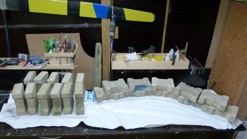 Ein grosser Vakuumsack. Die Steine dienen in erster line dazu, das der Sack das ganze nicht Verbiegt oder verwindet. So blebts Plan auf dem Tisch ligen