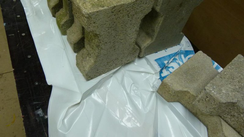 hier sieht man schön wie der Sack allseitig um die Formen anliegt. Bei -830mbar lässt sich die Folie nicht mal mehr mit Gewalt von den Formen wegbewegen.<br />Zwischen den Einzelteilen hab ich die Knopfleiste enes alten Bettbezuges verlegt für die Vakkumverteilung.