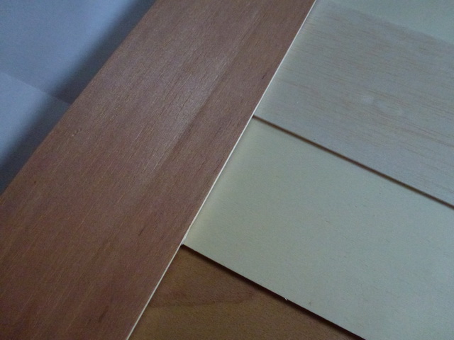 Holzsorten im Vergleich mit gebeiztem Balsa (Buche)