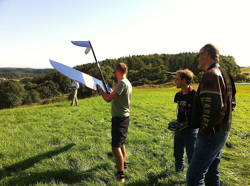 Jens und Andreas geben einem Modellflug-Wiedereinsteiger Tipps