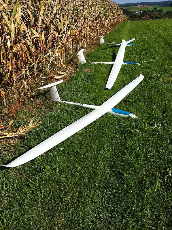 ...bei dem ich mich ich mich schon das letzte Mal gewundert hab wie das Modell so breitbandig sein kann vom leichtestem Windhauch bis 4 bft flog das Super.......die Lösung des Rätsels: im Rückraum lagerten noch ein paar Exemplare in verschiedenen Gewichtsklassen ab 800 Gramm für die jeweiligen Bedingungen :-)