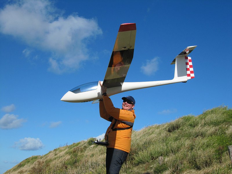 IMG_1150b.jpg (574.22 KiB) 6298 mal betrachtet Nette Windstärken erleichtern das Starten ungemein. Von den 18,5kg spürt man bei dem starken Aufwind nichts mehr ;-)