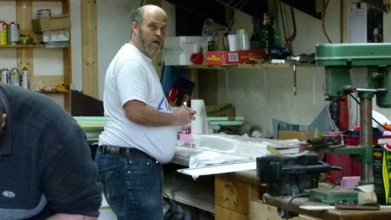 Thomas beim Glas zuschneiden