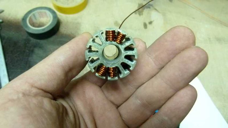 Die Windungen werden immer auf der Rückseite gezählt, 2mal am "Zahn" vorbei ergibt ein volle Windung,  wenn man Hinten 6 drähte liegen hat hat man auch 6 Windungen !