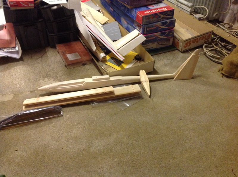 Der Bausatz . Ein paar kleine teile waren noch im Karton .