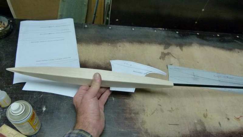 es wird doch ein Rumpf aber nicht von einem Boot  . So soll der Pylon da Rein der Kastenrumpf steht wie ein Raute auf der Spitze Die fläche wird mit 3° Neigungswinkel zur Rumpfkeulemitte angesteckt werden.