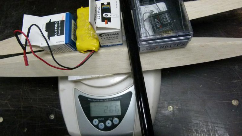 K640_P1010970.JPG (82.42 KiB) 4946 mal betrachtet Sieht gut aus ! 221gr für Rumpfkeule, Pylon<rohscnitt, Technik und Ruderschubstangen. Das Vleitwerk schätze ich mal mit 35gr ein, so ist Geweichts Voreinschätzung mit 700gr nicht gefährdet.