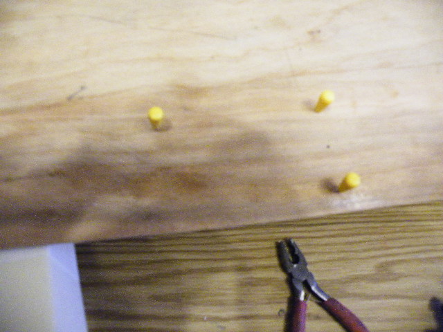 dort wo die Stecknadeln sind sind 1mm Bohrungen so finde ich meine Ruderverkastung oder Servoverkastung wieder