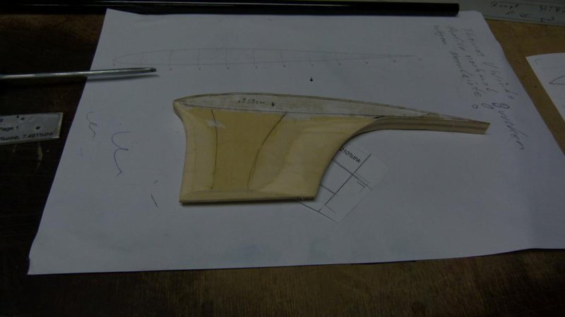 P1010985.JPG (67.43 KiB) 4903 mal betrachtet Um eingermassen ein Maß für den Grobschlff zu bekommen hab ich mal angezeichnet.<br />Durch die Lagen vom Sperrholz lässt sich recht schön kontrolliern ob sowas schön Symmetrisch wird.
